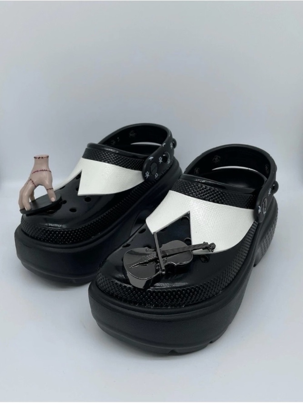 NWT Crocs X Wednesday Addams Stomp Clog Woman’s Size 7 - Thing & Chello Jibbitz - Picture 2 of 9